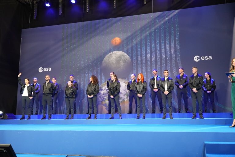 N° 5–2023: Media Invitation: View Euclid Spacecraft In Cannes Before Launch